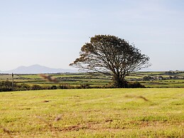 Ty ar Ben Bryn