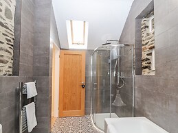 Cut Moch, Plas Moelfre Hall Barns