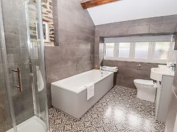 Cut Moch, Plas Moelfre Hall Barns