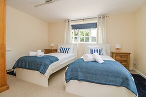 9 Copes Gardens