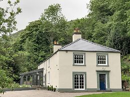 Cwmalis Hall