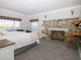 Culdrose Manor