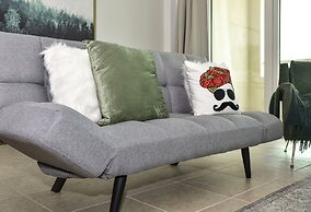 Sleek And Elegant 1BR on The Palm!