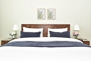 Sleek And Elegant 1BR on The Palm!