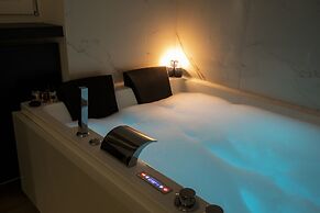 ROMAC - Trinity II with Sauna & Hot Tub