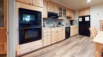 Hidden Valley 40 Walk to the Village, Quiet Forest Setting, Great Comp