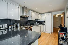 Beautiful Central Windsor Apartment