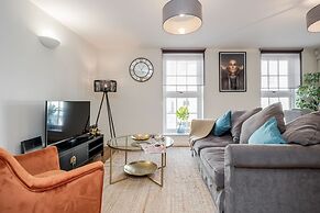 Beautiful Central Windsor Apartment