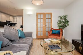 Beautiful Central Windsor Apartment