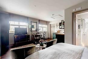 Stunning Private En-suite Studio in Cobham