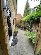 Stunning Private En-suite Studio in Cobham