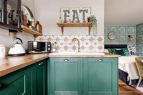 Stunning Private En-suite Studio in Cobham
