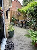 Stunning Private En-suite Studio in Cobham