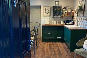 1 Bed Studio Sleeps 2 -patio -garden -dogs Ok