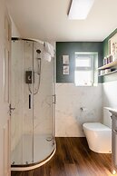 Stunning Private En-suite Studio in Cobham