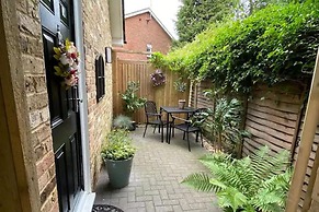 1 Bed Studio Sleeps 2 -patio -garden -dogs Ok