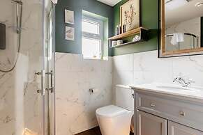 Stunning Private En-suite Studio in Cobham