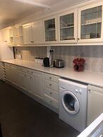 The 5 bed House With Spacious Rooms and Lounge