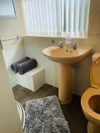 The 5 bed House With Spacious Rooms and Lounge