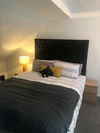 The 5 bed House With Spacious Rooms and Lounge