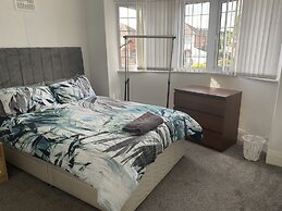 The 5 bed House With Spacious Rooms and Lounge