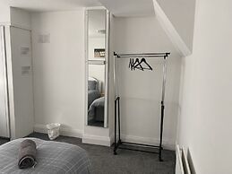 The 5 bed House With Spacious Rooms and Lounge