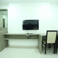 Room in Guest Room - Cosy Room With Private Bath And Work Desk