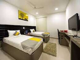 Room in Guest Room - Cosy Room With Private Bath And Work Desk