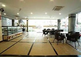 Room in Guest Room - Cosy Room With Private Bath And Work Desk