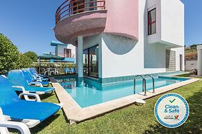 Villa With Private Pool, Garden, Terrace and Marina View