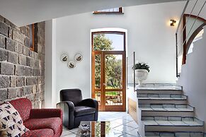 Stony Villa Volcano View