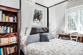 Medusa and the Seahorse Villa