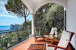 Medusa and the Seahorse Villa