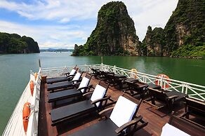Halong Bay Deluxe Cruise Bungalow on Island