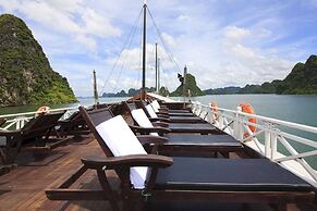 Halong Bay Deluxe Cruise Bungalow on Island
