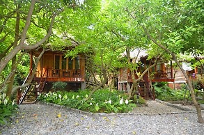 Halong Bay Deluxe Cruise Bungalow on Island