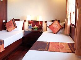 Halong Bay Deluxe Cruise Bungalow on Island