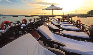 Halong Bay Deluxe Cruise Bungalow on Island