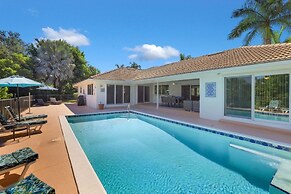Pool And Vacation! 3 Bedroom Home by Redawning