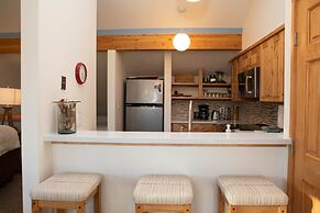 1622 Quicksilver 2 Bedroom Townhouse by RedAwning