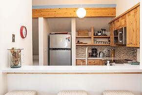 1622 Quicksilver 2 Bedroom Townhouse by RedAwning