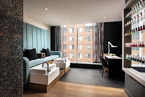 Humaniti Hotel Montreal, Autograph Collection