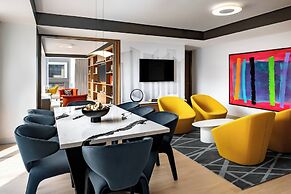 Humaniti Hotel Montreal, Autograph Collection