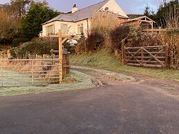 Shepherds Hut-1 Bed-hot Tub -views