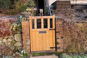 Shepherds Hut-1 Bed-hot Tub-pet Friendly
