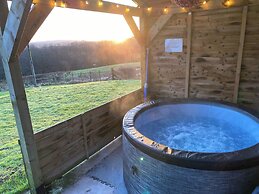 Shepherds Hut-1 Bed-hot Tub-pet Friendly