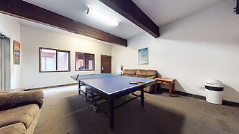 Helios North 6 Spacious and Bright, Pet-Friendly, Walk to The Village 