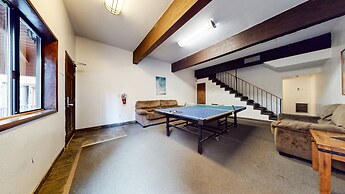 Helios North 6 Spacious and Bright, Pet-Friendly, Walk to The Village 