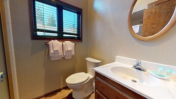 Helios North 6 Spacious and Bright, Pet-Friendly, Walk to The Village 