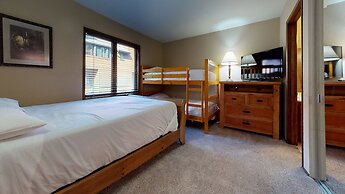 Helios North 6 Spacious and Bright, Pet-Friendly, Walk to The Village 